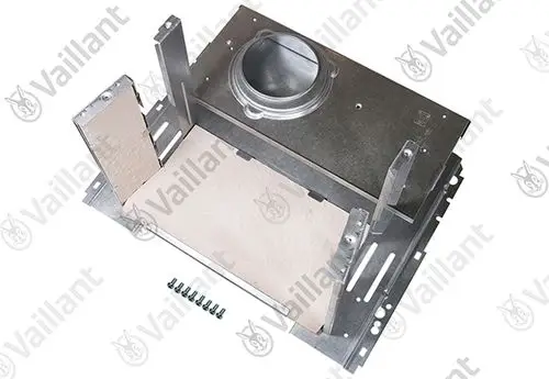 Vaillant Rückwand aus Metall mit Isoliermatte, ausgestattet mit Montagehalterungen und einem runden Anschluss. Diverse Schrauben für die Befestigung liegen bei.